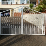 http://www.torbaysteelfabrications.co.uk/sites/default/files/galleria-gallery-images/Contemporary%20gate%20and%20balcony%20-%20Torquay.jpg