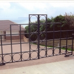 http://www.torbaysteelfabrications.co.uk/sites/default/files/galleria-gallery-images/Contemporary%20gate%20design%20-%20Torquay.jpg