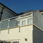http://www.torbaysteelfabrications.co.uk/sites/default/files/galleria-gallery-images/Glazed%20balcony%20balustrade%20with%20obscure%20glass%20side%20screen.jpg